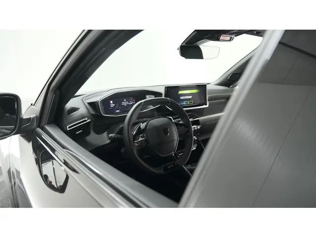 Peugeot 2008 PureTech 130 EAT8 GT | Trekhaak | 360 Camera | Adaptieve Cruise Control | Apple Carplay