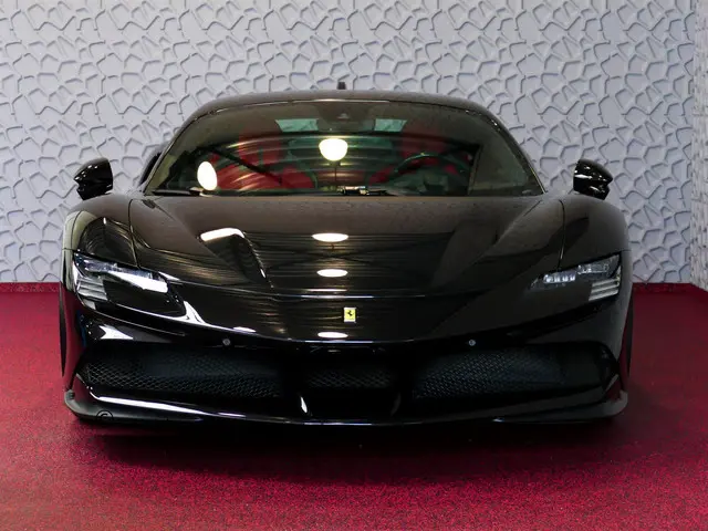 Ferrari SF90 Stradale 4.0 V8 1000 pk INCL BTW/BPM. CARBON SEATS/STUUR LIFT CARPLAY AFS CAMERA phev