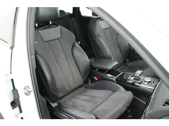 Audi A4 Avant 40 TFSI 190pk Sport S line black edition Trekhaak 360Camera Panoramadak Stoelverwarmin...