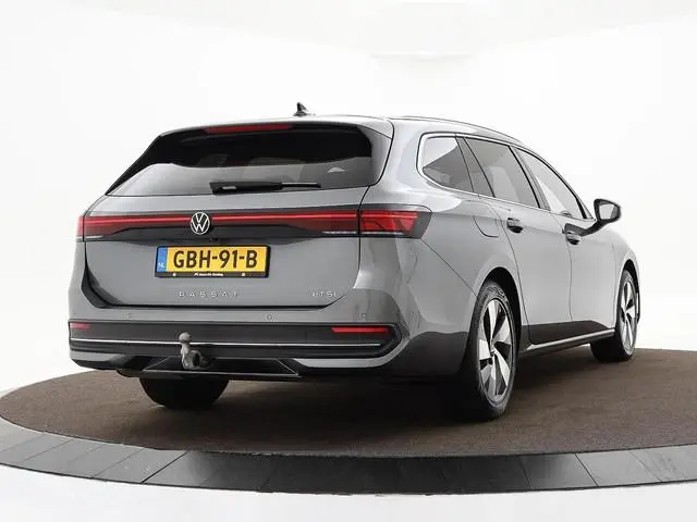 Volkswagen Passat Variant 1.5 eTSI 150pk DSG Elegance Business · Camera · Wegklapbare Trekhaak · App...
