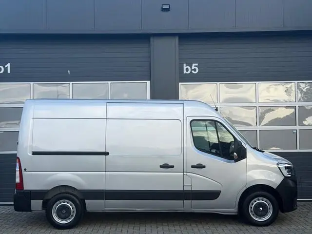 Renault Master 2.3 TDCi 135PK L2H2 / Navi / Trekhaak / Airco / Comfort Stoel