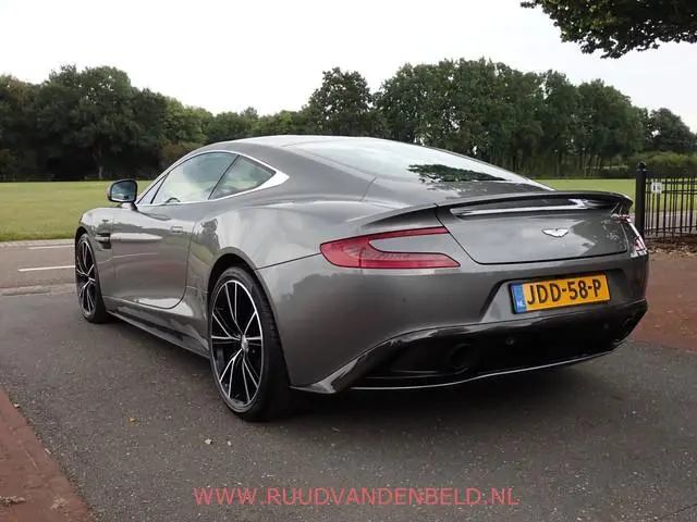 Aston Martin V12 Vanquish