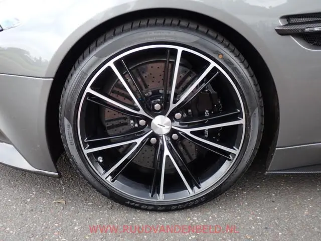 Aston Martin V12 Vanquish