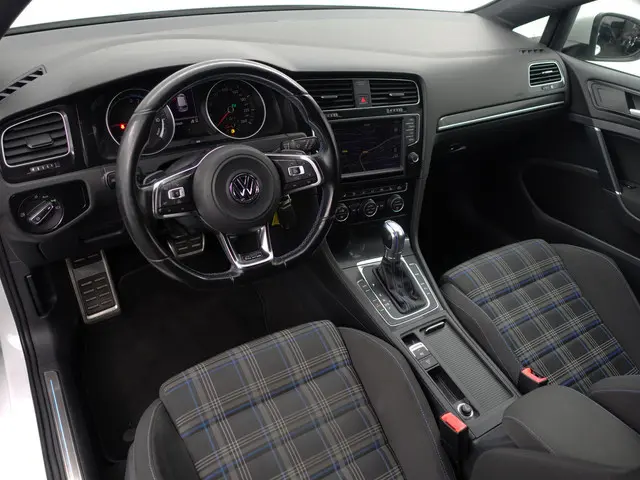 Volkswagen Golf 1.4 TSI GTE Highline Aut- Park Assist, Ada Cruise, Xenon Led, Stoelverwarming, Clima