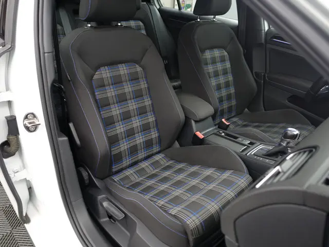Volkswagen Golf 1.4 TSI GTE Highline Aut- Park Assist, Ada Cruise, Xenon Led, Stoelverwarming, Clima