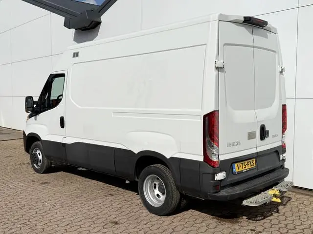 Iveco Daily 35C14 2.3 L2H2 Dubbellucht Airco Cruise control Camera Trekhaak 3,5t Inbouw lucht geveer...