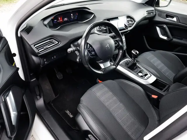 Peugeot 308 SW 1.2 PureTech Blue Lease Allure 1e-Eig. & Dealer-Onderh. BOVAG-Garantie. NL-Auto.