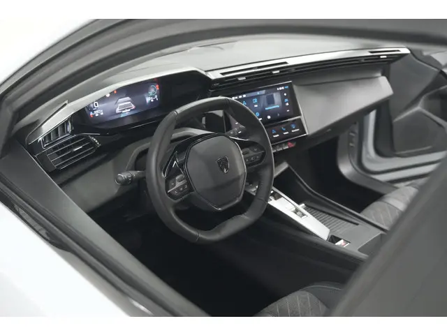 Peugeot 408 Hybrid 136 e-DCS6 Allure | 360 Camera | Navigatie