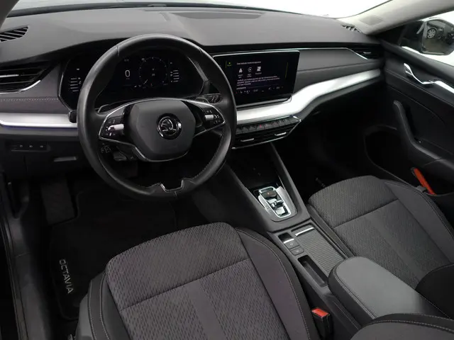 ŠKODA Octavia Combi 1.0 e-TSI Business Edition Plus Aut- Dynamic Select, Camera, Lane Assist, Sfeerv...