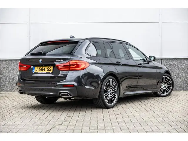 BMW 5 serie Touring 520i High Executive M-Sport Leder dashboard / Pano / Individual / Camera / 19inc...
