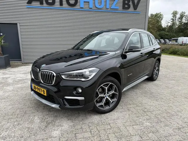 BMW X1 sDrive20i xLine Leder Panoramadak HiFi Pakket Head-Up Display PDC Afn. Trekhaak Sportstoelen...