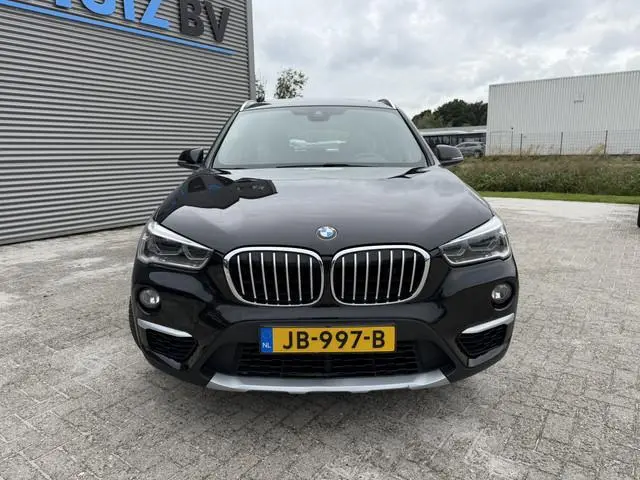 BMW X1 sDrive20i xLine Leder Panoramadak HiFi Pakket Head-Up Display PDC Afn. Trekhaak Sportstoelen...