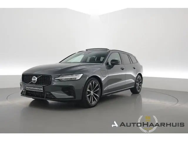 Volvo V60 2.0 T6 Plug-in hybrid AWD Plus Dark | SOH 101.9% | Forest Lake | Pano | Head-Up | Harman K...