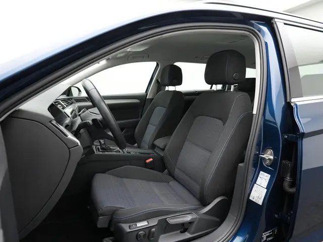 Volkswagen Passat 1.4 TSI 218 pk PHEV GTE | Trekhaak | Discover Pro | Achteruitrijcamera | Stoelverw...