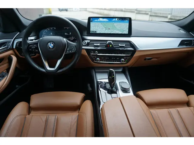BMW 5-serie Touring 520i Business Edition Plus/Laser LED/Comfort Stoel Dealeronderhouden.