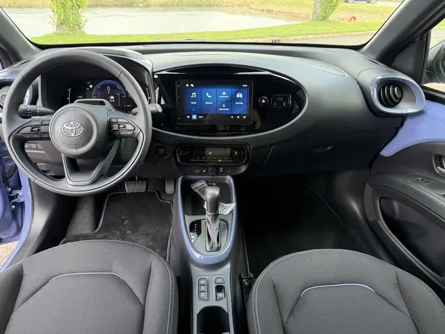 Toyota Aygo X Hybrid 115 pulse Automaat ** Stoelverwarming ** Camera ** Carplay **
