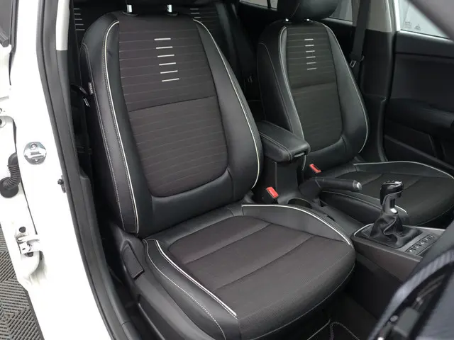 Kia Rio 1.0 TGDI GT-Line Blackpack- Stuur/Stoelverwarming, Lane Assist, Led, Camera, Carbon, Park As...