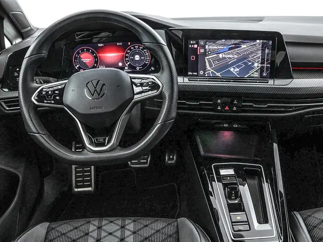 Volkswagen Golf 1.5 eTSI 130pk DSG R-Line · Apple/Android Car Play · Navigatie · P-Sensoren · Sfeerv...