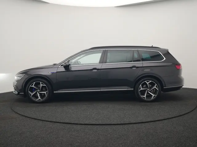 Volkswagen Passat Variant 1.4 TSI GTE Business PHEV 218pk Dealer O.H. | Trekhaak Af Fabriek | Adapti...