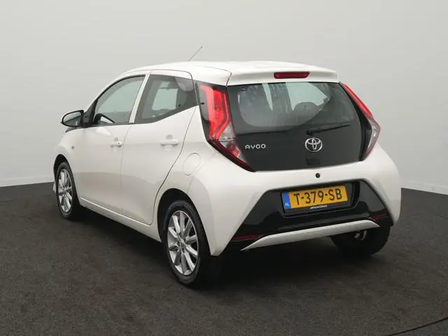 Toyota Aygo 1.0 VVT-i X-Play - RIJKLAARPRIJS - All Seasonbanden - Achteruitrijcamera - Apple Carplay...