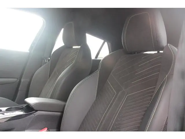 Peugeot 2008 1.2 Hybrid 145PK AUTOMAAT GT PACK | ELEKTRISCH BEDIENBARE BESTUURDERSSTOEL | NAVIGATIE...
