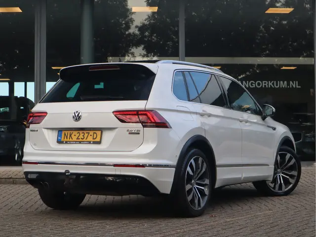Volkswagen Tiguan 2.0 TSI 4Motion Highline / R-Line Pano / Trekh / Elektr achterklep /Navi / Automaa...