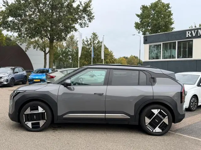 Kia EV3 Plus Advanced 58.3 kWh SOH 100% | HARMAN KARDON | DODE HOEK | ELEK. STOELEN | STOEL + STUURV...