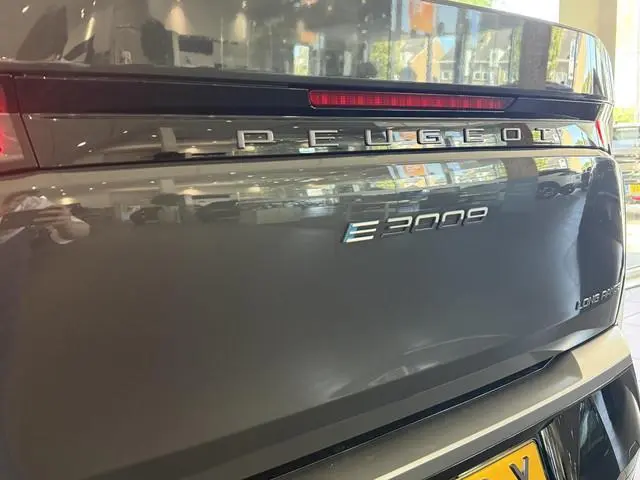 Peugeot e-3008