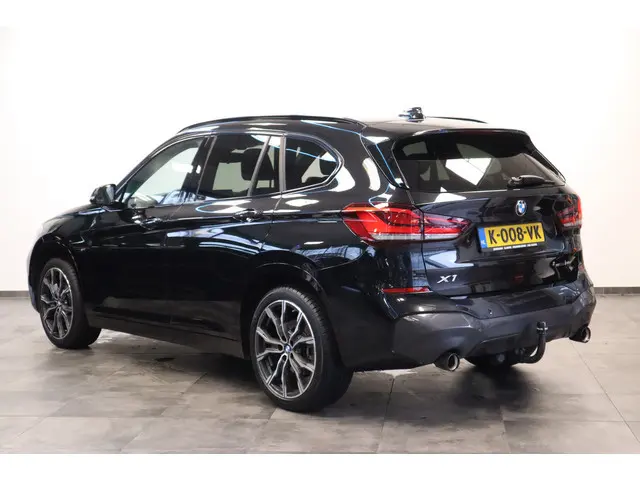 BMW X1 sDrive20i High Executive M-sport Panoramadak PDC Trekhaak NAP Head-Up 24 maanden garantie mogelijk (*vraag naar de voorwaarden)