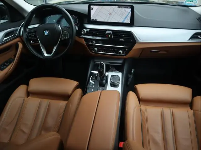 BMW 5-serie Touring 520i High Executive Edition Trekhaak/ Stoelverw. / Leder / Voorzien van 2 jaar A...