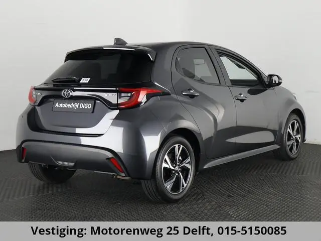 Toyota Yaris 1.5 HYBRID DYNAMIC PACK GARANTIE 2035 !! BIJNA NIEUW. CAMERA. APPEL/ANDROID/ ADAPTIVE