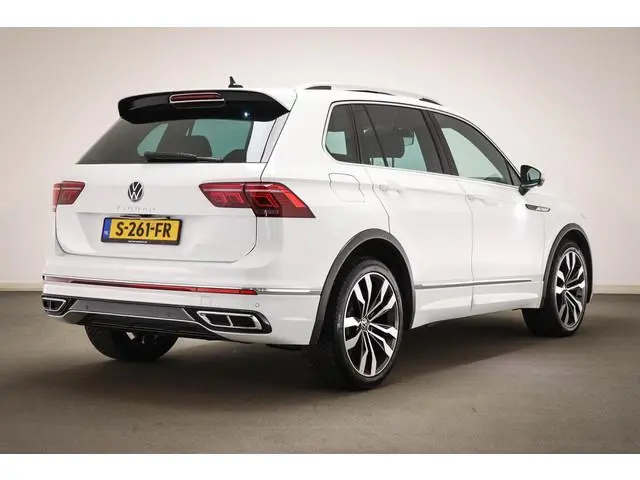 Volkswagen Tiguan 1.5 TSI R-Line Business | IQ LIGHT | PANORAMADAK | SFEERVERLICHTING | DAB | APP CO...