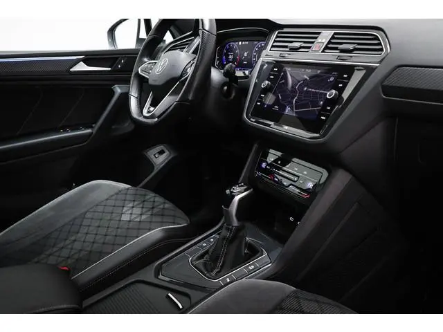 Volkswagen Tiguan 1.5 TSI R-Line Business | IQ LIGHT | PANORAMADAK | SFEERVERLICHTING | DAB | APP CO...