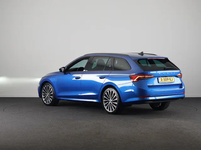 Skoda Octavia Combi 1.4 TSI iV PHEV Sportline Business 204pk | Navigatie via App| Parkeercamera | El...