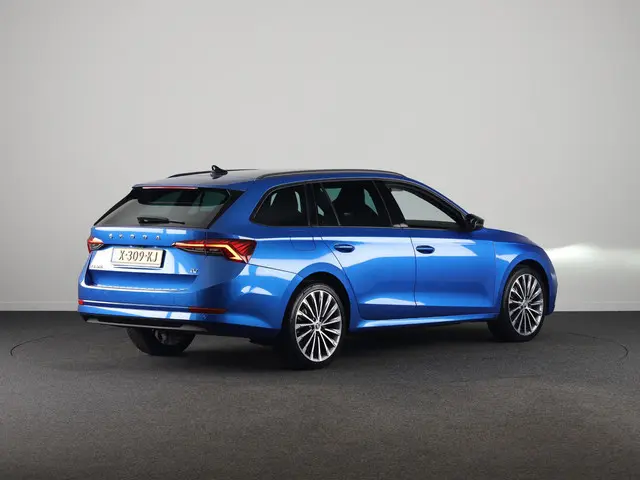 Skoda Octavia Combi 1.4 TSI iV PHEV Sportline Business 204pk | Navigatie via App| Parkeercamera | El...