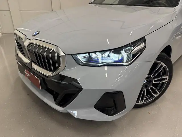 BMW 5-serie Touring 520i M-Sport PANO/TREKHAAK/ICONIC/H&K/HEAD-UP/360CAMERA/VENTILATIE//DRIVING ASS....