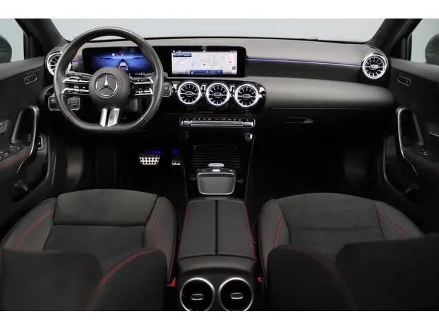 Mercedes-Benz A-klasse 250 e AMG Line | Facelift | Panoramadak | Sfeerverlichting | Camera | Zitcomf...