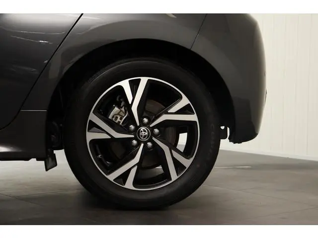 Toyota Yaris 1.5 Hybrid 115 Dynamic Limited Parkeersensoren, Stoelverwarming, Apple Carplay / Androi...