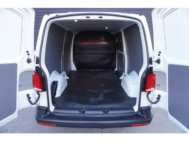 Volkswagen Transporter 150pk Automaat L2H1 Apple Carplay Parkeersensoren Naviagtie Airco