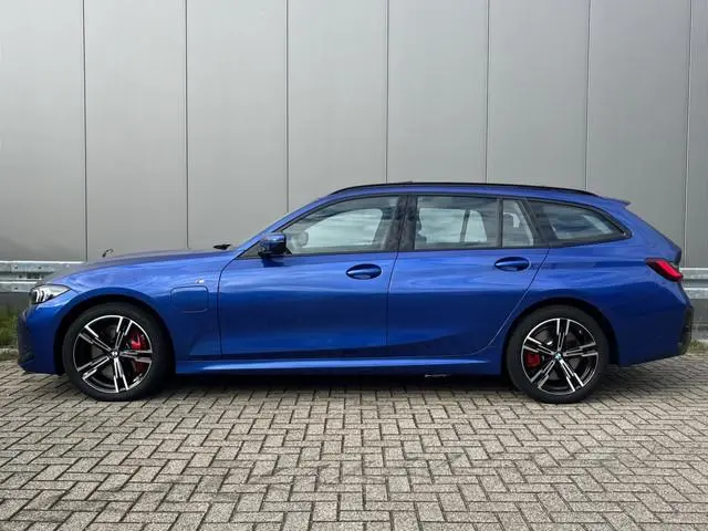 BMW 3-serie Touring 330e xDrive M-Sport Pano / Trekhaak / Sfeerverlichting