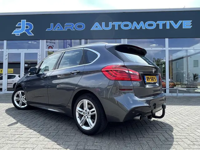 BMW 2-serie Active Tourer 220i High Executive | M-Sport | HUD | Automaat | Trekhaak afneembaar 1.500...