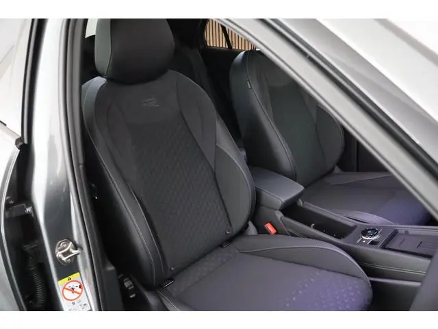 Volkswagen T-Roc 1.5 eTSI 150pk DSG R-Line Black Style Panoramadak Trekhaak Camera Stoelverwarming N...