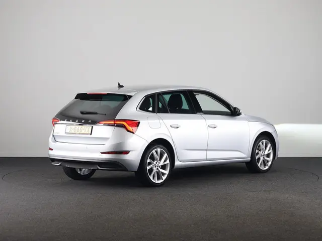 Skoda Scala 1.0 TSI Ambition 110pk | Navigatie | Parkeercamera | 18 inch lichtmetalen velgen | Verle...