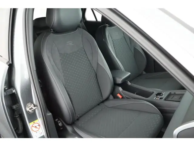 Volkswagen T-Roc 1.5 eTsi 150pk DSG R-Line First Edition Trekhaak Camera Keyless Stoelverwarming Vir...
