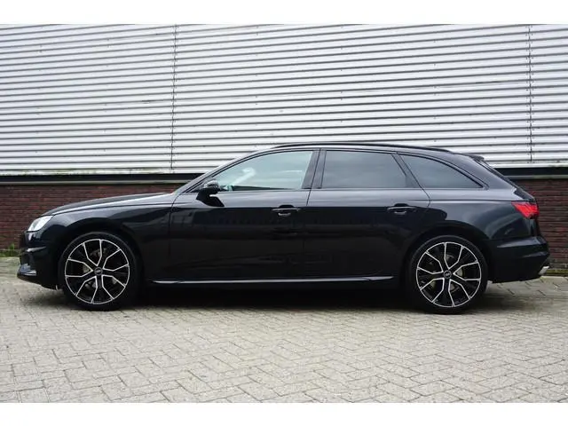 Audi A4 Avant 35 TFSI Black Optick/19Inch.LMV/Trekhaak/ Sportstoelen.