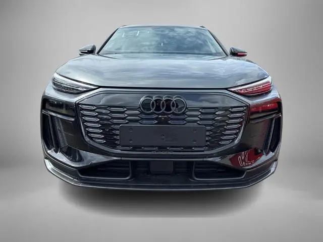 Audi Q6 e-tron S edition 83 kWh 252 PK · Adaptieve luchtvering · Glazen panoramadak · Tech pro
