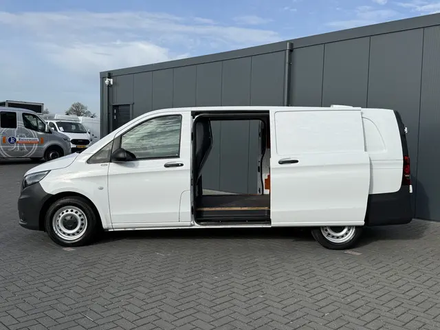 Mercedes-Benz Vito 111 CDI E6 / L3H1 / 2x SCHUIFDEUR / CAMERA / TREKHAAK / PDC VOOR EN ACHTER 3-ZITS...