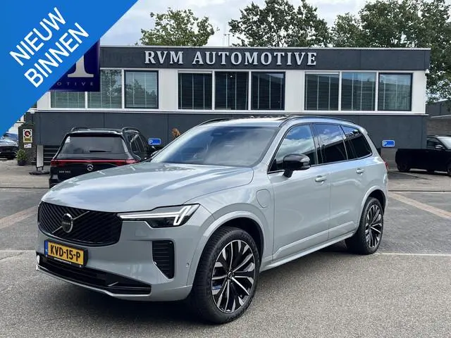 Volvo XC90 2.0 T8 Plug-in hybrid AWD Plus Dark VAN:69.900,- VOOR:67.877,- UW HERFSTVOORDEEL:2.023,-...