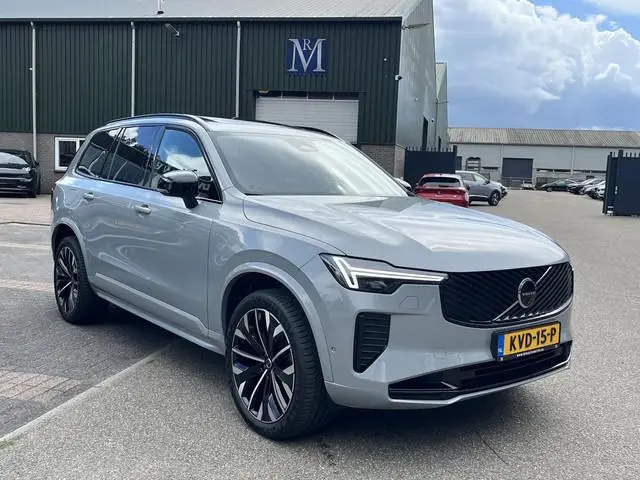 Volvo XC90 2.0 T8 Plug-in hybrid AWD Plus Dark VAN:69.900,- VOOR:67.877,- UW HERFSTVOORDEEL:2.023,-...