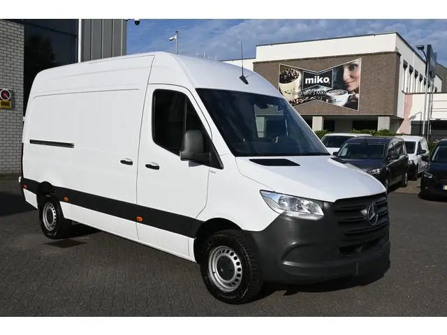 Mercedes-Benz Sprinter 316 CDI L2H2 RWD 3500kg Trekhaak, MBUX met camera, Etc.